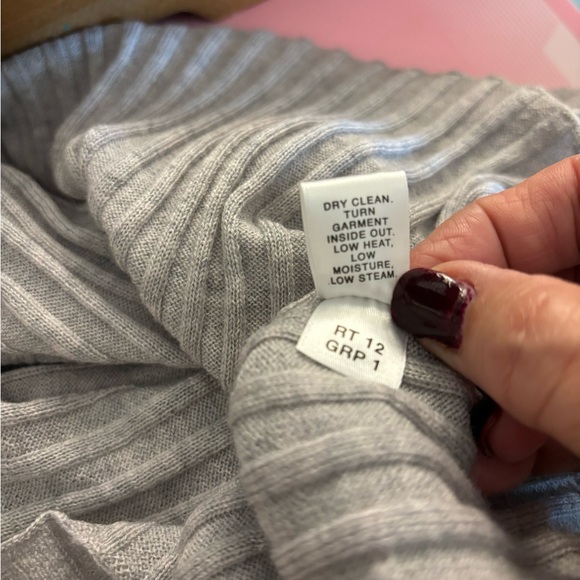 St John Gray Ribbed Asymmetrical Pullover Soft Wool Sweater Size Large - Picture 11 of 13